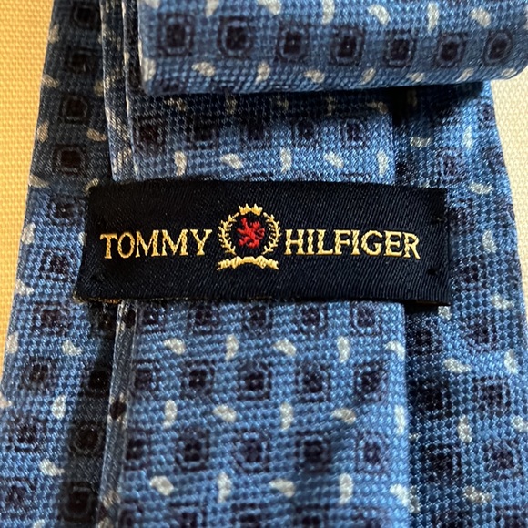 Tommy Hilfiger Silk Necktie. Light blue with navy and white design - Picture 2 of 4